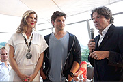 Mela Gruber (seven elohim), R. Nelson Parrish (Künstler), Michael Käfer (Gastronom) bei der Ansprache zur Vernoissage am 03.07.2015 (©Foto: Martin Schmitz)